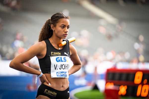 Viola John (LG Stadtwerke Muenchen) als Startlaeuferin waehrend der deutschen Leichtathletik-Meisterschaften im Olympiastadion am 26.06.2022 in Berlin